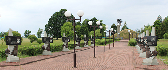 Мемориальный комплекс в д.Сычково в честь воинов 1-го Белорусского фронта и партизан, погибших при освобождении Бобруйского района в июне 1944 года. Возведен 4 ноября 1967 г.