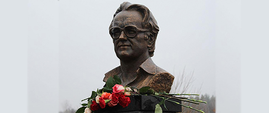 Бюст белорусскому писателю Алесю Адамовичу в п.Глуша. Открыт 9 ноября 2019 г.