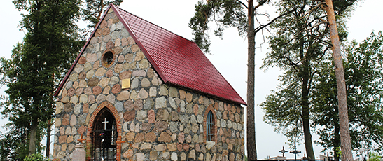 На кладбище д.Изюмово расположена каменная часовня - родовая усыпальница графского рода Забелло. Построена из бутового камня в 1905-1907 гг.