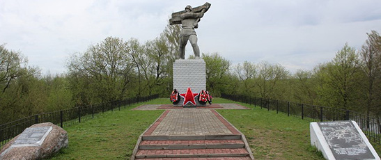 Скульптурная композиция в д.Щатково в честь воинов-освободителей и успешной переправы через р.Березина в июне 1944 г. Установлена 20.06.1986г.