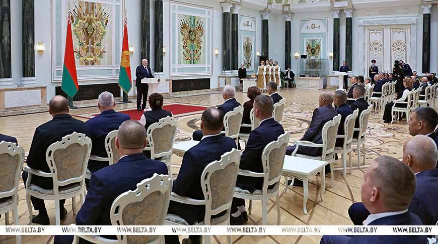 «Вами гордится страна!» Лукашенко вручил награды заслуженным аграриям Беларуси  class=
