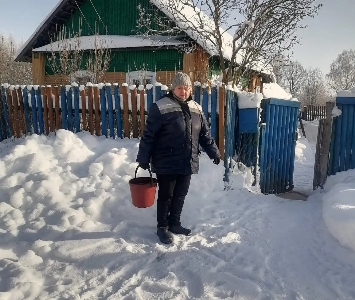 Акция «Зимняя забота». Как социальные работники и волонтеры помогают пожилым сельчанам