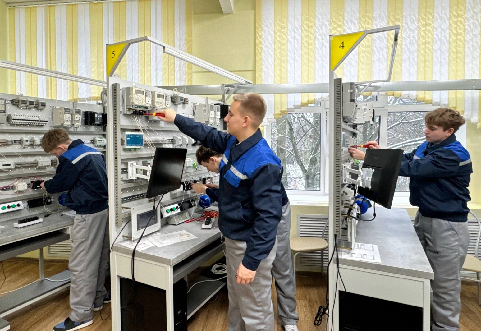 «Готовим кадры для себя». Узнали, как новые мастерские в Могилевском электротехническом колледже меняют подход к обучению электриков и слесарей