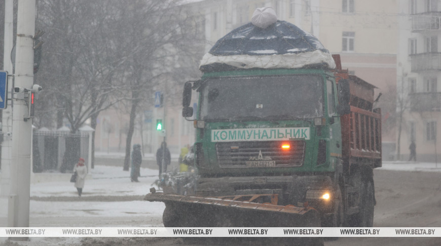 Дорожные службы расчищают автомагистрали Беларуси в круглосуточном режиме