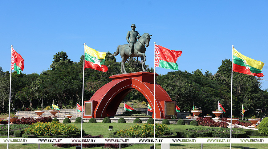 Лукашенко встретился с Мин Аун Хлайном в Президентском дворце в Нейпьидо