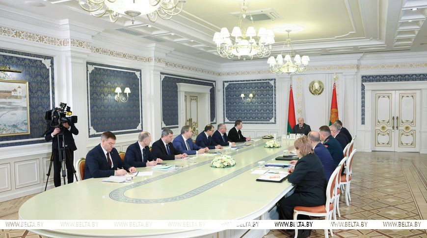 Программа пятилетки, третий реактор, самоизоляция Литвы и разговор с Путиным. Итоги недели Президента