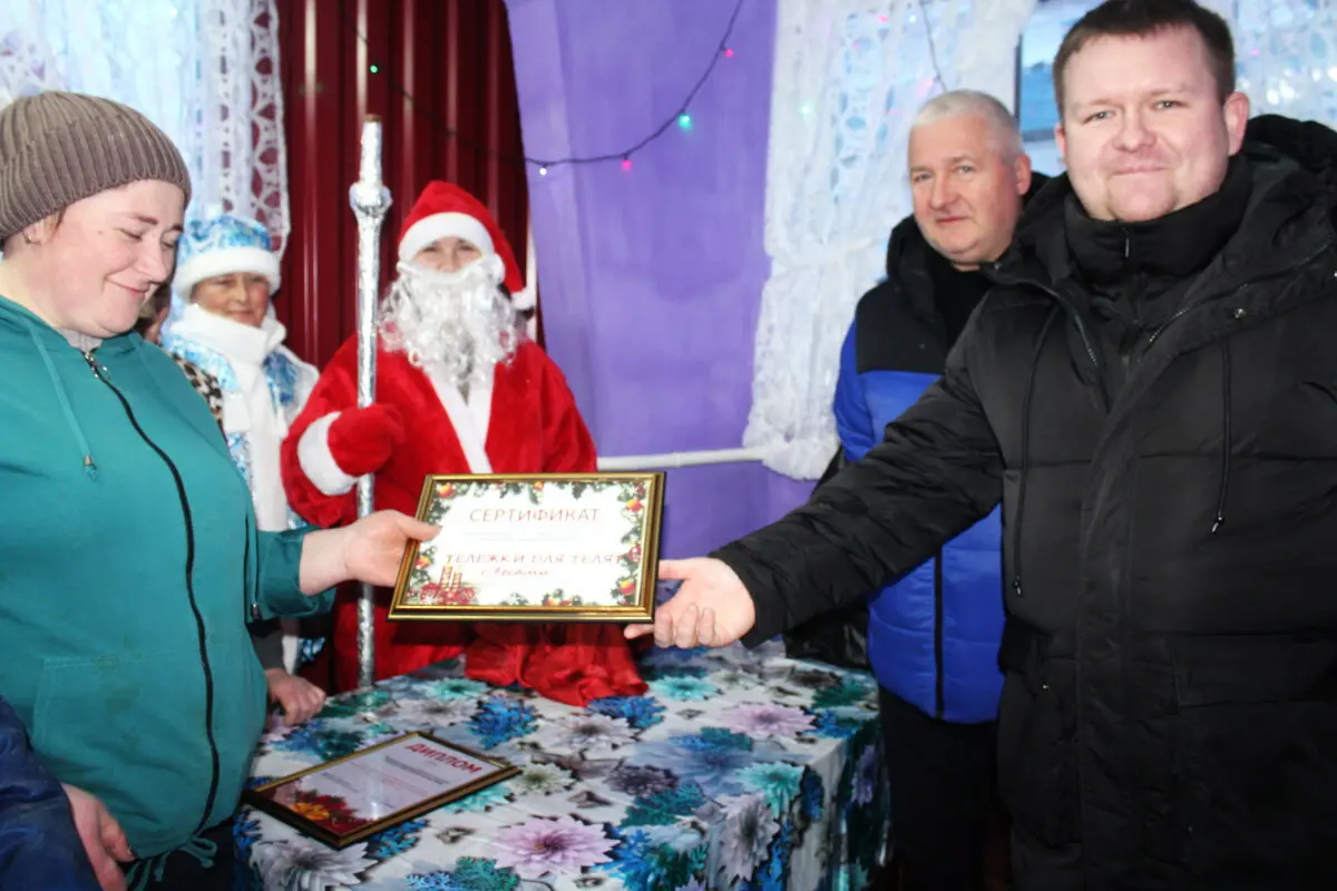 Калектыву МТФ “Плёсы” ўручылі  падарункі за праяўленую ініцыятыву