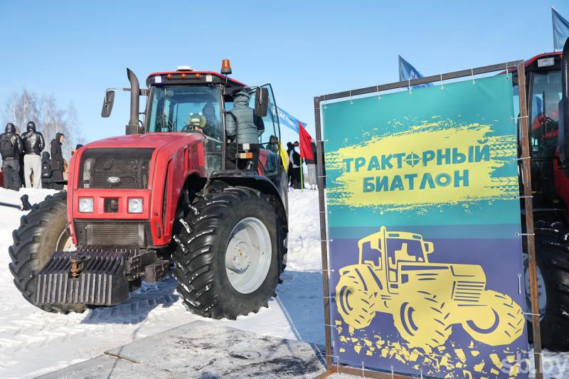 Третья передача на повышенной — и через сугроб: в Горках прошел уникальный биатлон на тракторах