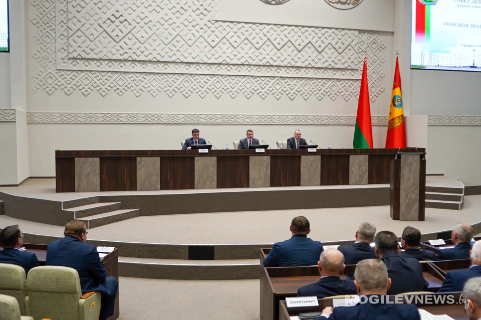 На сессии облсовета заслушали отчет о социально-экономическом развитии региона за 2025 год. Фото class=