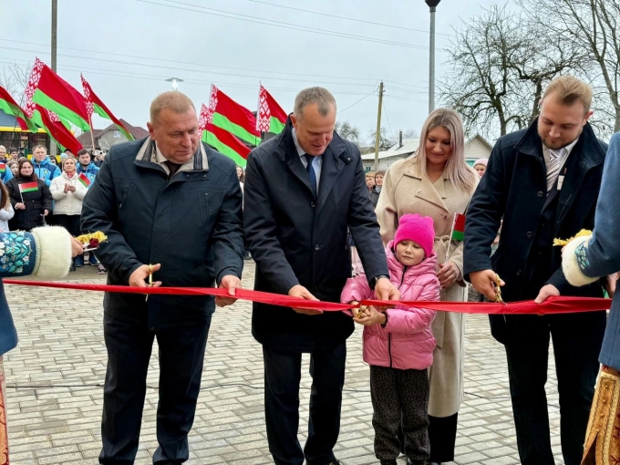 В Славгороде накануне 7 ноября открыли новый плавательный бассейн. Фото