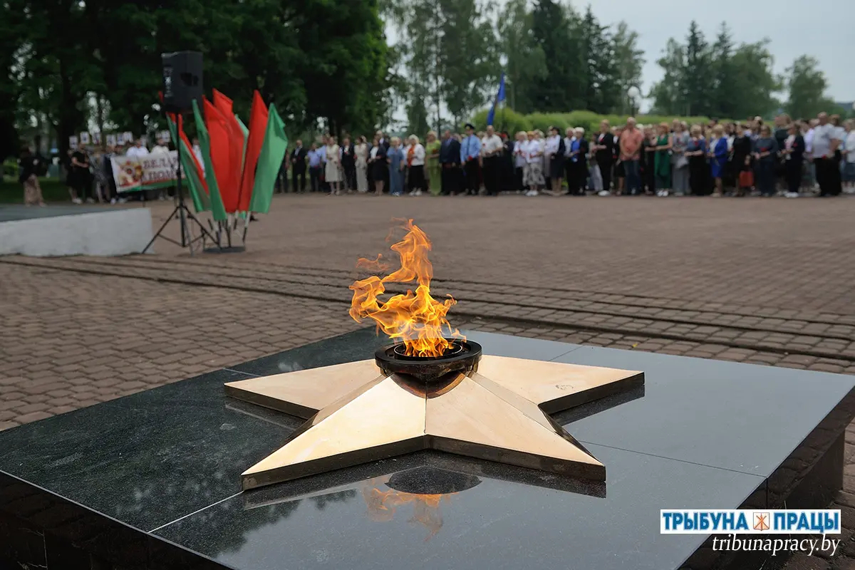 В тихой скорби головы склоня