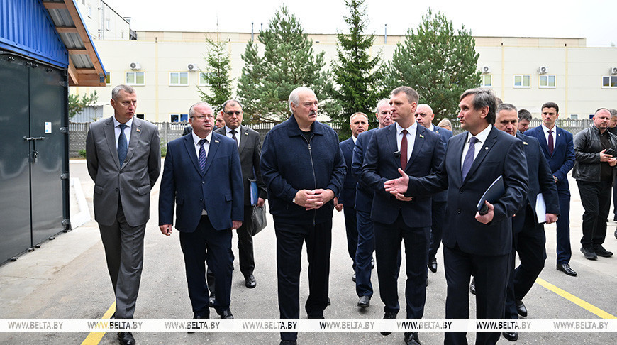 Лукашенко посетил производство лесозаготовительной техники в Логойском районе class=