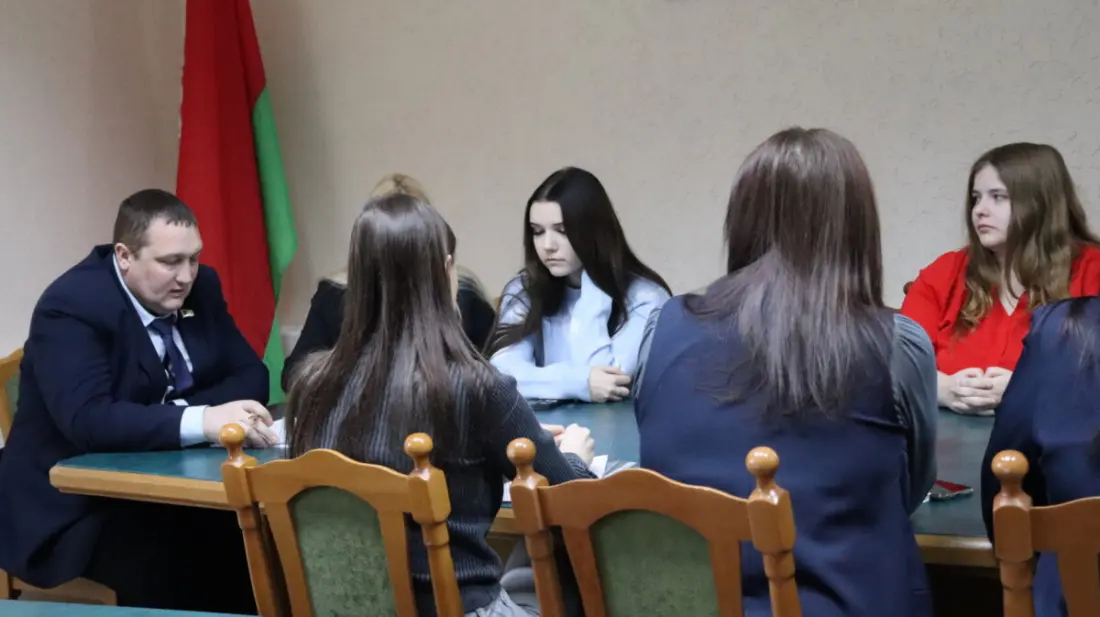 Важный диалог. Председатель Бобруйского райисполкома Михаил Крицкий встретился с молодыми специалистами