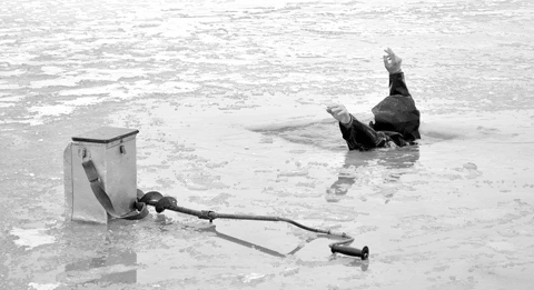 Запрещено выходить на лед толщиной менее 7 см