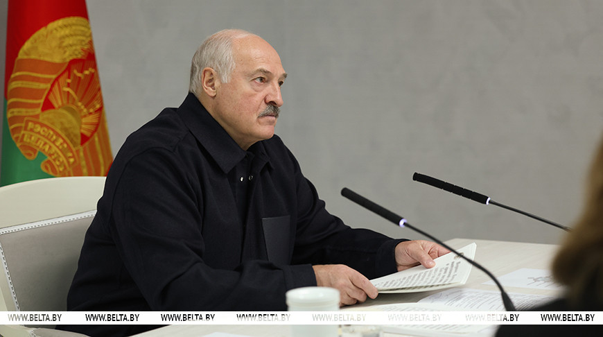 Лукашенко назвал легковые авто главным конкурентом общественного пассажирского транспорта, но уверен в его перспективах class=