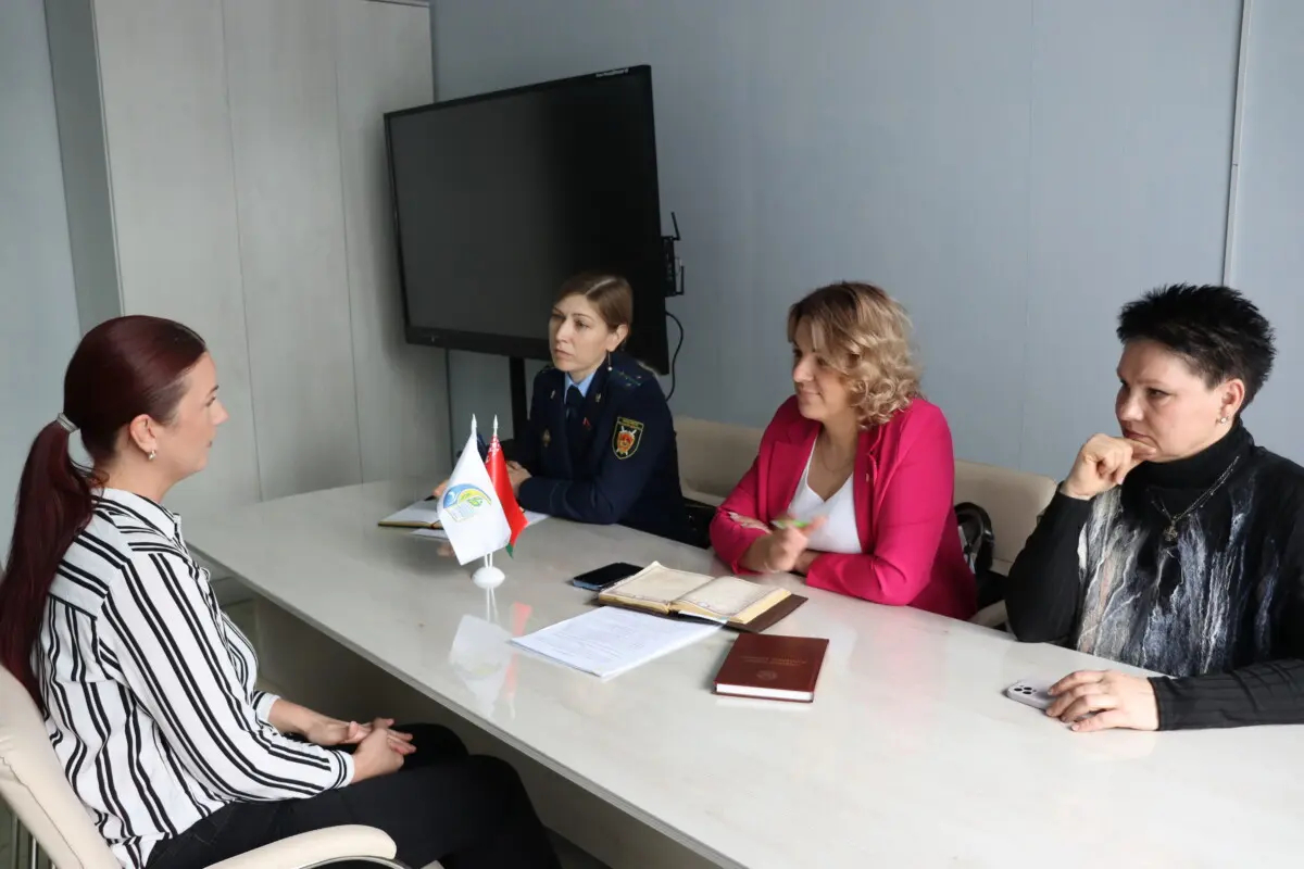 Женский труд. Профсоюз и прокуратура провели совместный правовой прием граждан class=