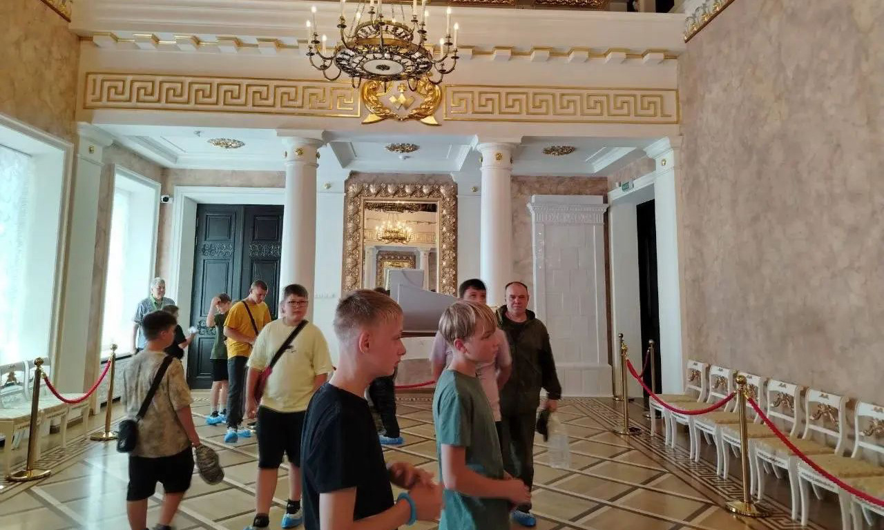 Юные воспитанники лагеря «Родина» познакомились с историей знаменитого дворца Булгаков