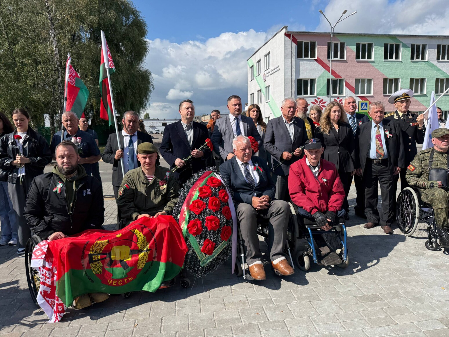 В Могилеве встретили участников Международного супермарафона инвалидов-колясочников Союзного государства, приуроченного к 81-й годовщине Победы class=