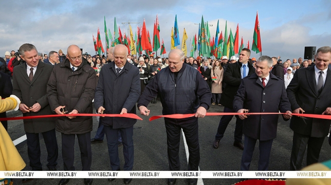Лукашенко в Мозыре открыл обновленный мост через Припять