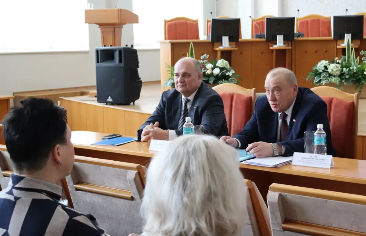 В Бобруйском райисполкоме состоялась встреча профсоюзного актива АПК с Василием Хватиком