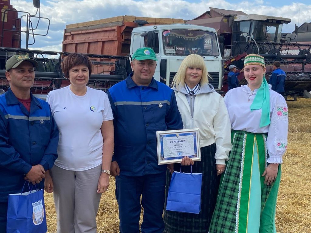 В Славгородском районе педагоги помогают на уборочной