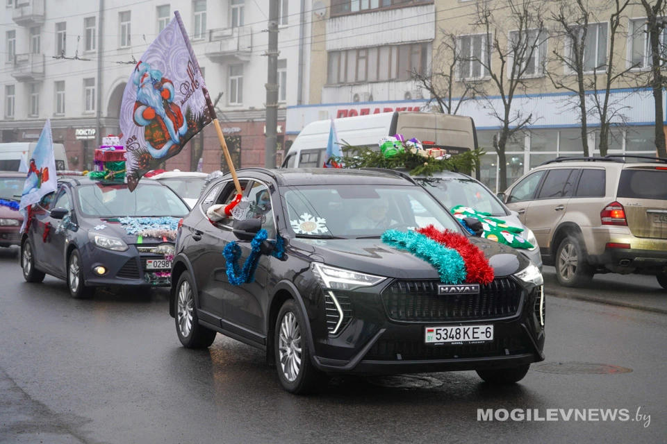 Более 100 Дедов Морозов сели за руль в Могилеве. Фото 