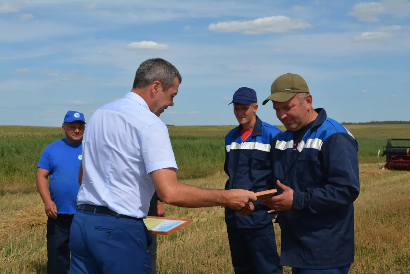 Поздравления прямо в поле получали рекордсмены-тысячники ОАО «Невский-Агро»