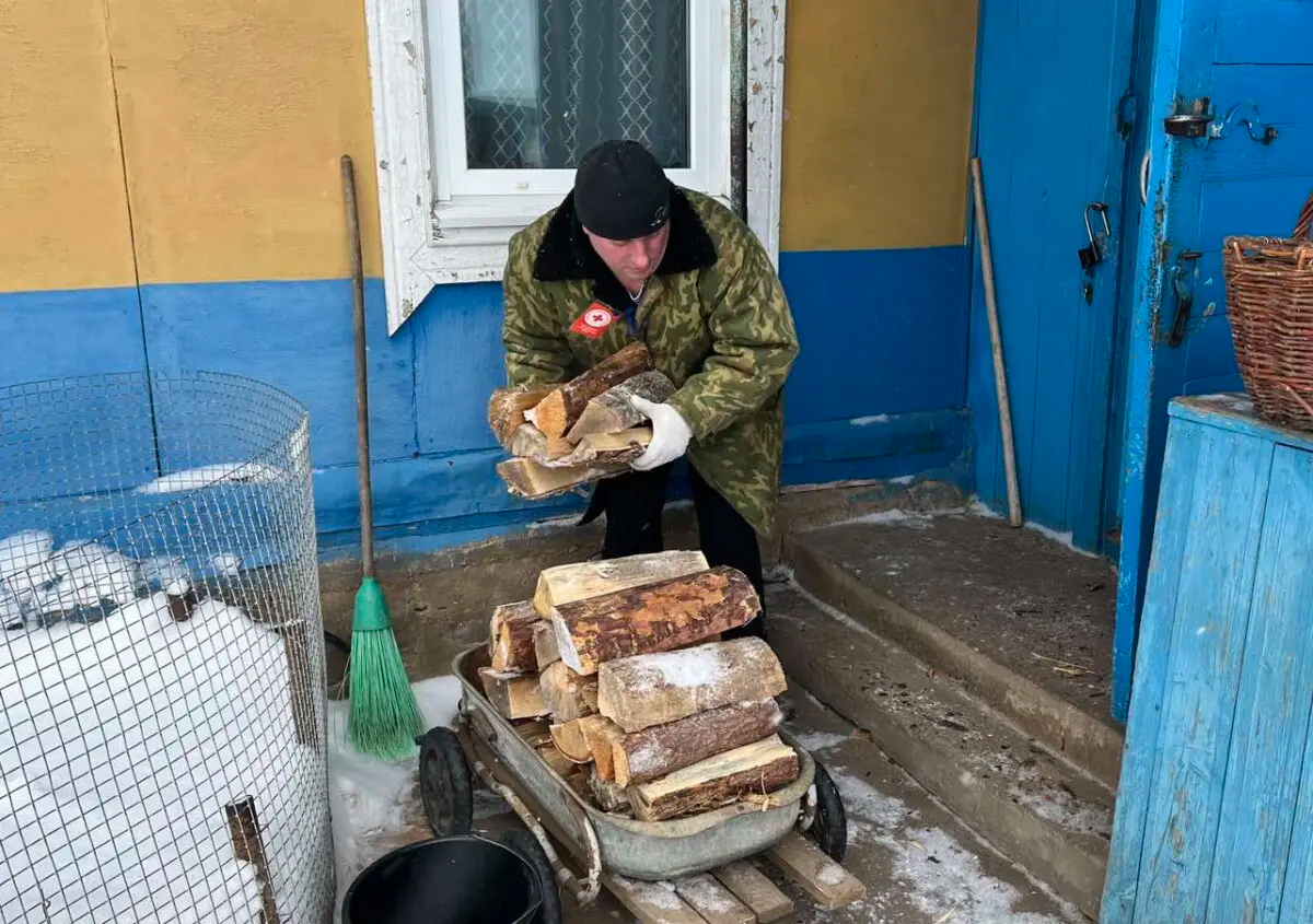 Красный Крест. Волонтерская помощь пожилым жителям района в суровую зиму class=