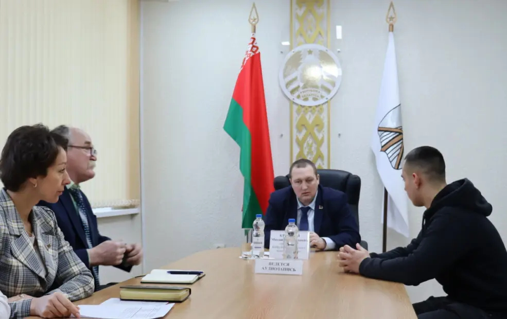 Будучыню будаваць маладым. Міхаіл Крыцкі правёў прыём грамадзян