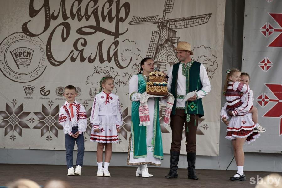 Драники на колоде, косьба на скорость и купальские венки — в Горках стартовал финал проекта «Властелин села»