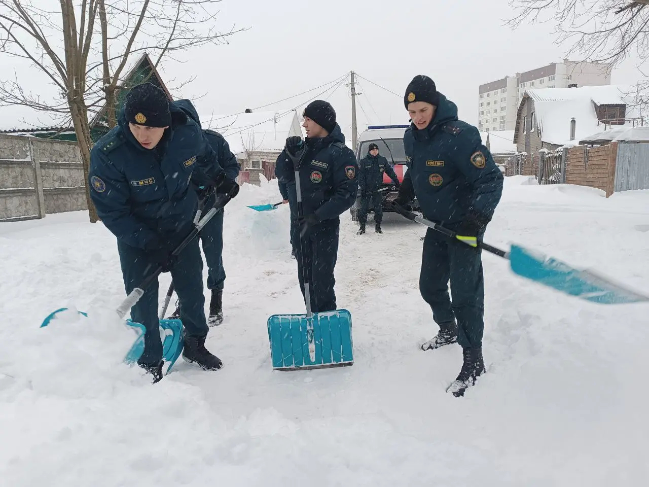 Спасатели Бобруйщины активно оказывают помощь в расчистке снег