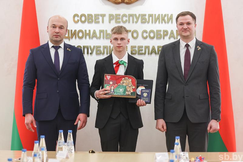 Школьникам вручили первые паспорта в Совете Республики. В их числе представители Могилевской области