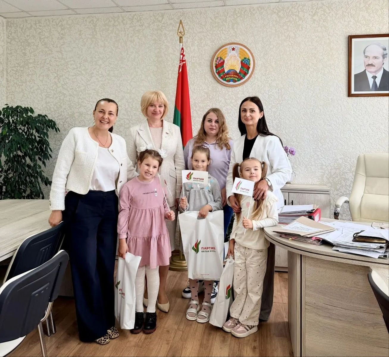 Добрая традиция партии «Белая Русь»: будущим первоклассникам вручили подарки class=