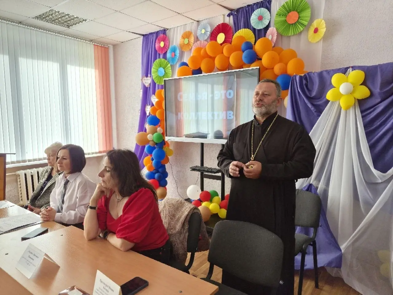 «Тёплые отношения — основа здоровья: в Ленинской СШ прошел круглый стол» class=