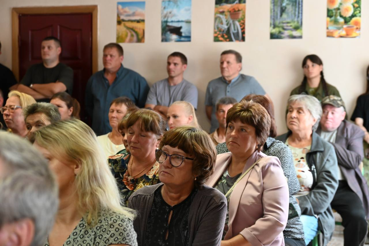 Школа, медицина, автобусы и дороги: о чем говорили на встрече с жителями Сластен class=