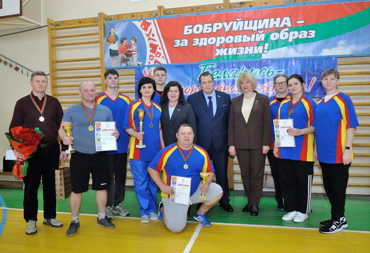 В духе здоровой и спортивной конкуренции. В Телушской школе состоялась спартакиада руководящих работников Бобруйского района