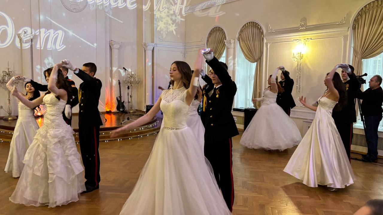 Полька, вальс, полонез: юных дам и кавалеров закружил в танце рождественский кадетский бал в Могилеве