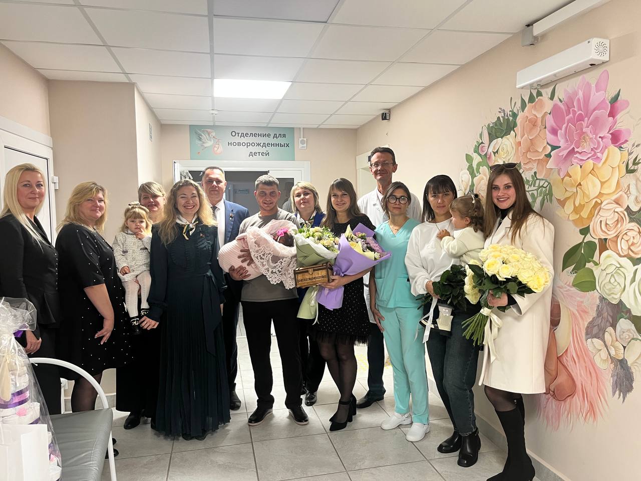 «Бацькава кашуля»: в Могилевской областной детской больнице поздравили маму, родившую третьего ребенка class=
