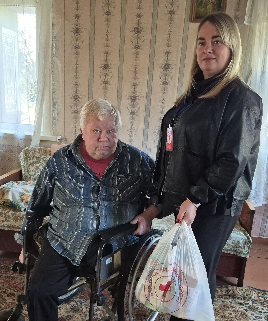 «Ваша дапамога»: Красный Крест посетил жителя деревни Побоковичи
