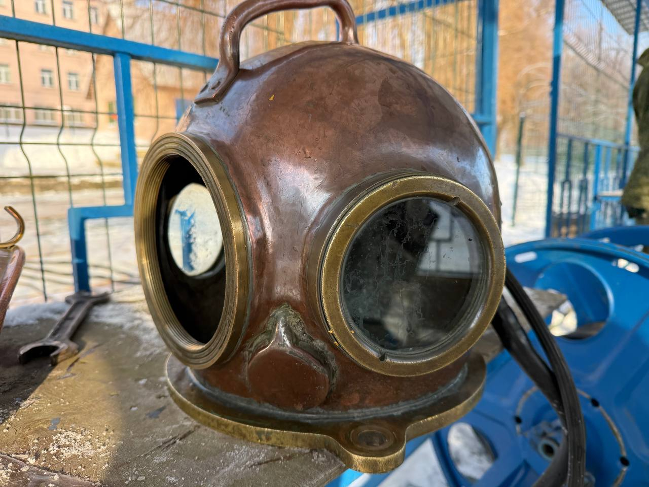 Водолазы инженерных войск отрабатывают мастерство на зимних сборах в Могилеве. Фото