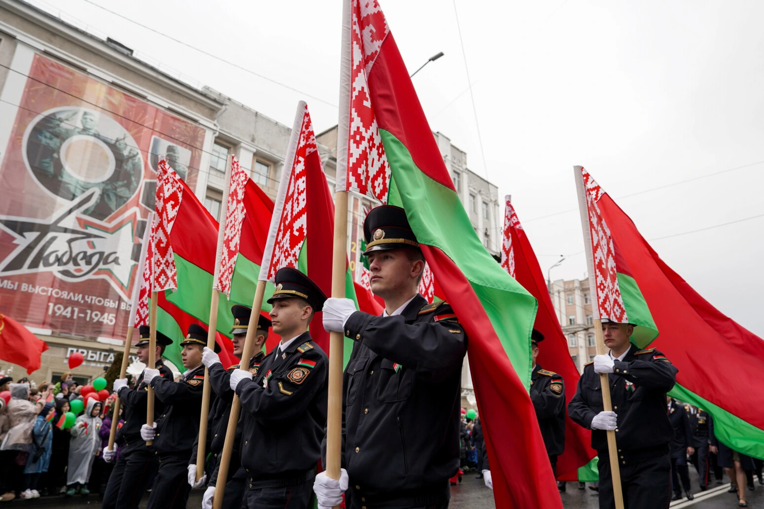 Могилевщина отметила День Победы торжественным шествием class=