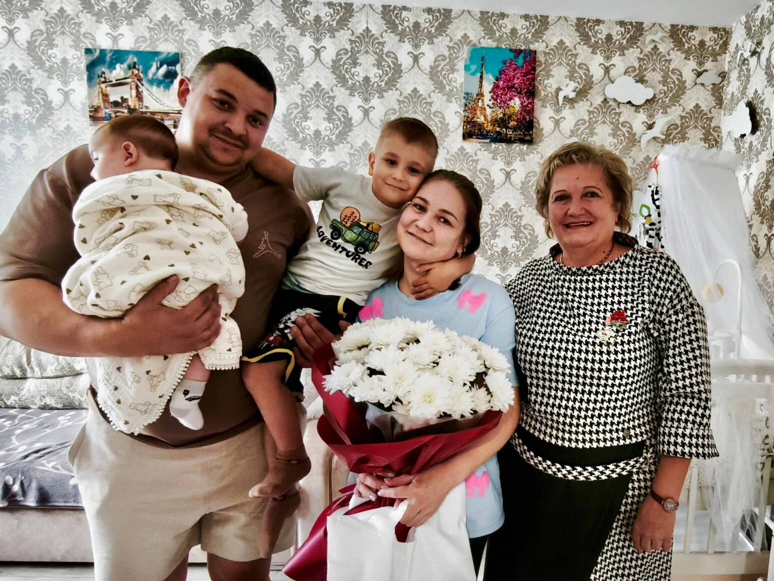 Цветы, подарки и душевный разговор: «Белая Русь» поздравила Кристину Колтун
