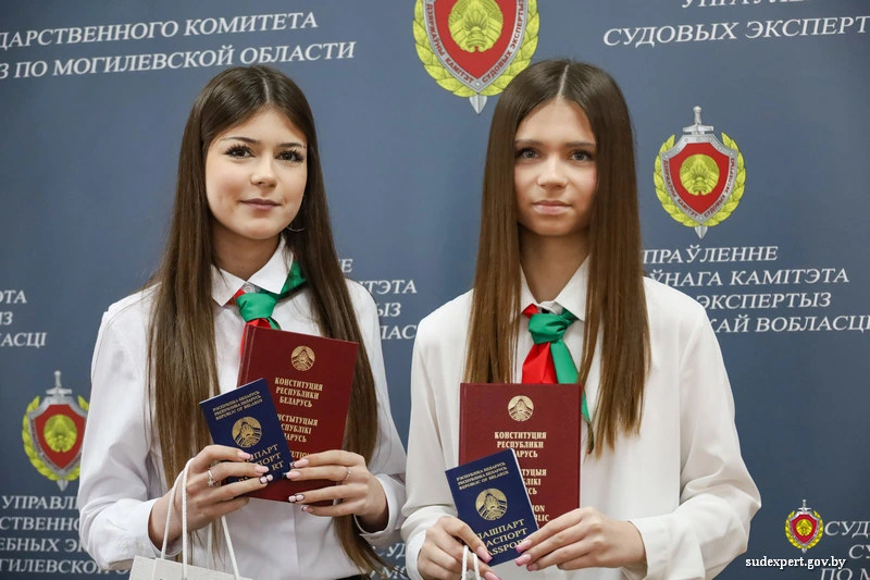 Не только законные права, но и обязанности по закону: паспорта 14-летним ребятам торжественно вручили в ГКСЭ