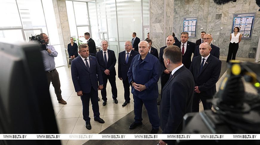 Торговля на селе и перспективы БелОМО. Лукашенко посетил Вилейский район class=