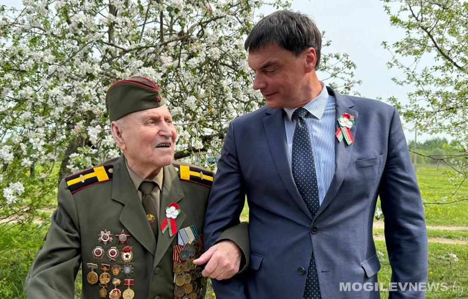 Нет ничего дороже мирного неба: в канун Дня Победы Сергей Наливайко поздравил 100-летнего ветерана Григория Бердникова. Фото