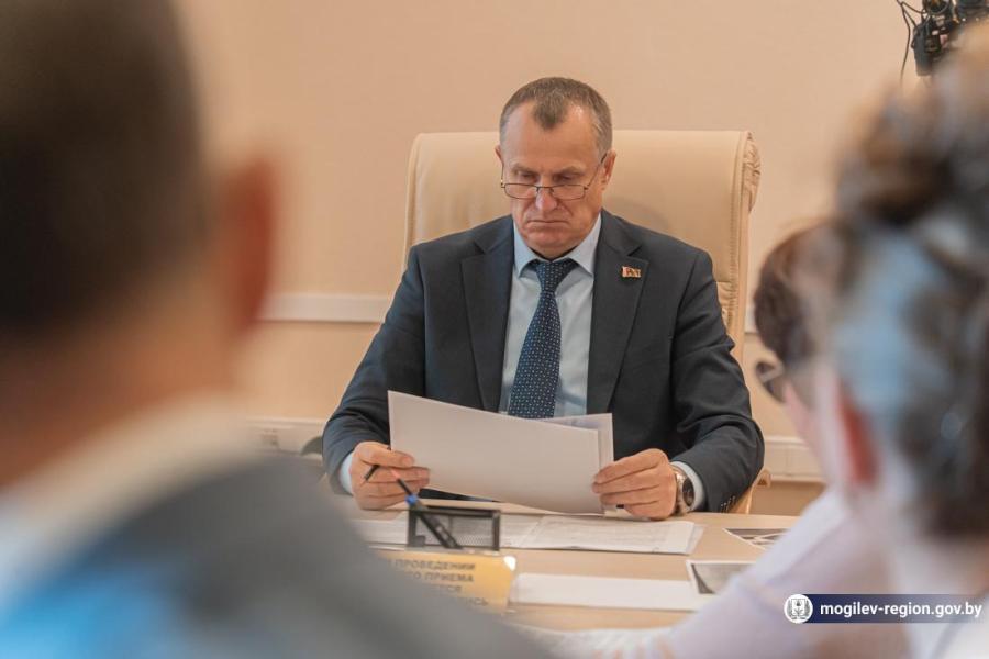 На личном приеме председателя облисполкома рассмотрены вопросы улучшения жилищных условий и парковки автомобилей во дворах