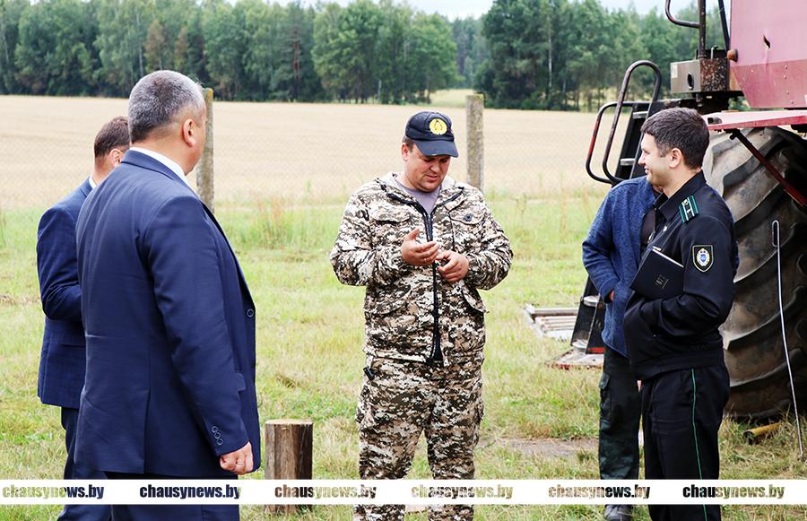 Мобильная группа проверила ход уборочной в Чаусском районе class=
