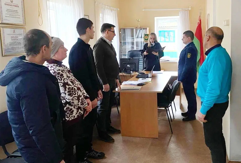 Злоупотреблял алкоголем, чем ставил семью в тяжелое материальное положение