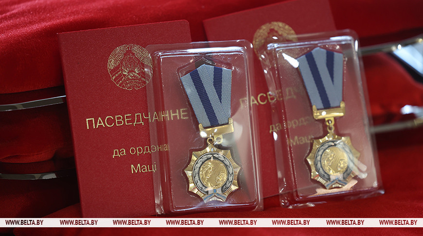 Лукашенко подписал указ о награждении 72 белорусок орденом Матери class=