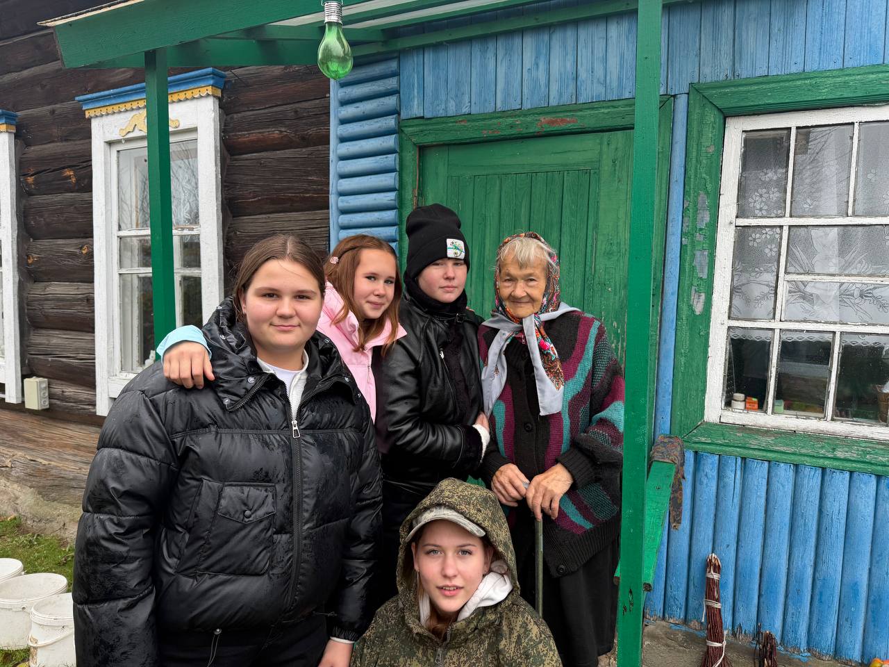 Тепло юных сердец: волонтеры «Доброго сердца» помогли пенсионерке в Каменке class=